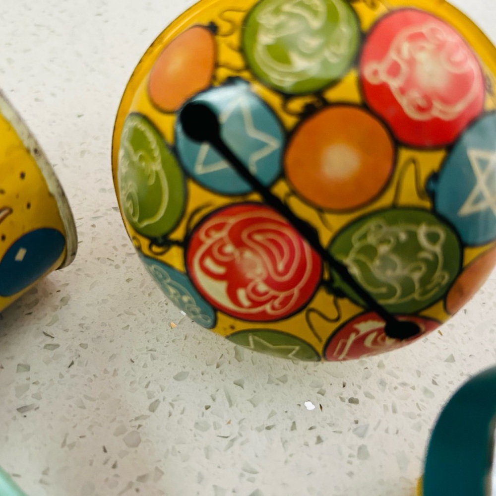 Tin noise makers lot of ten. - Picture 7 of 16